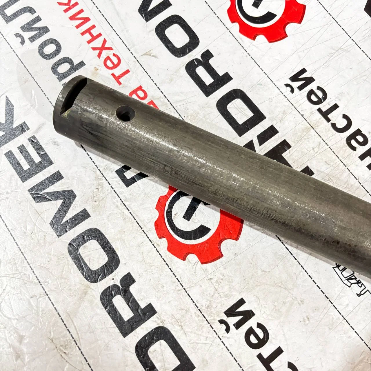 Палец качения переднего моста L=527mm (отверстие под масленку с боку) Carraro 401608 HIDROMEK