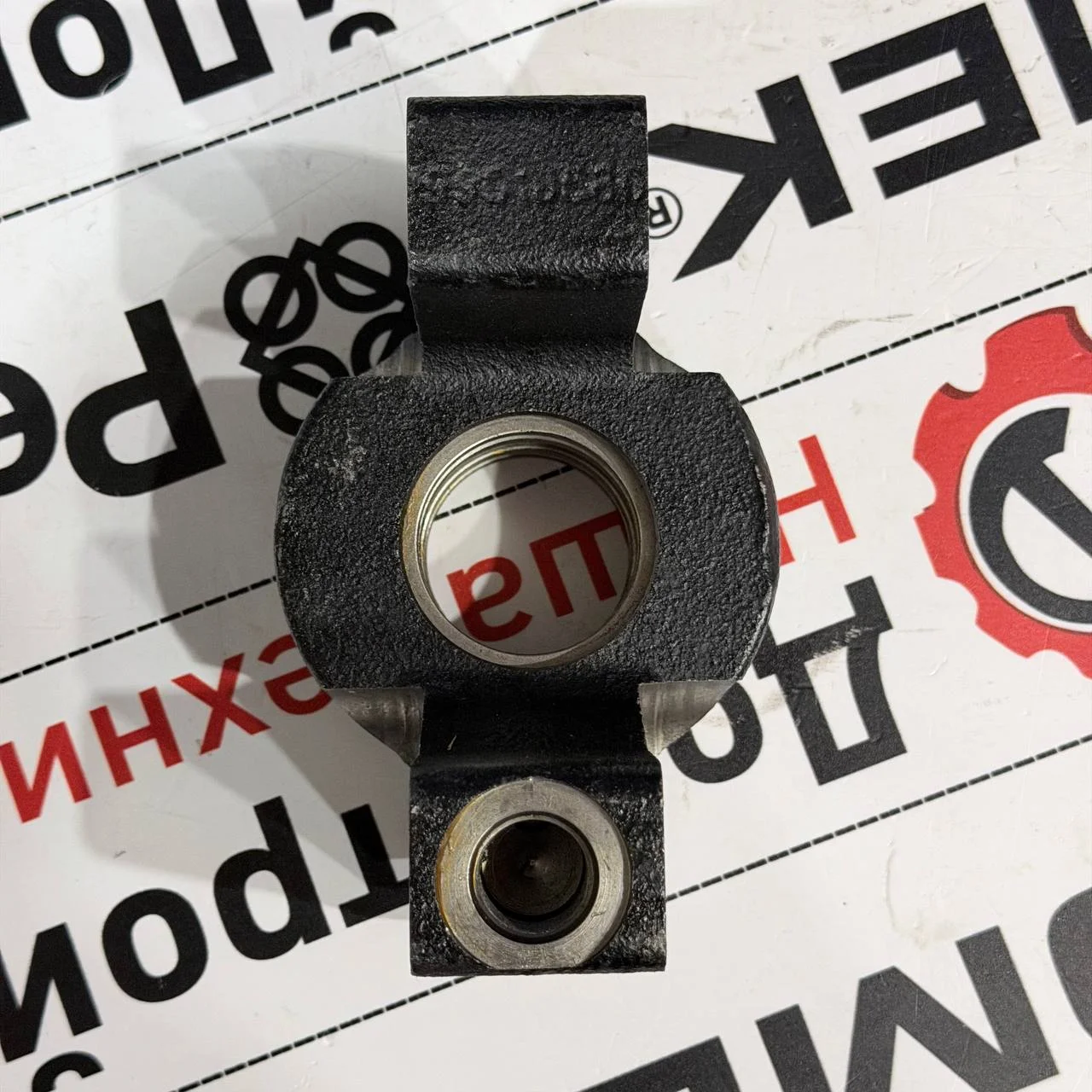 Головка направляющая крепления рулевого гидроцилинда Carraro Axles \ 049331 \ TXR-00800007